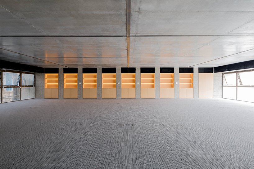 越南河內舊城 OpenAsia 辦公室超輕透！鏤空裝飾連接起 2 棟淺色調清水混凝土工作空間