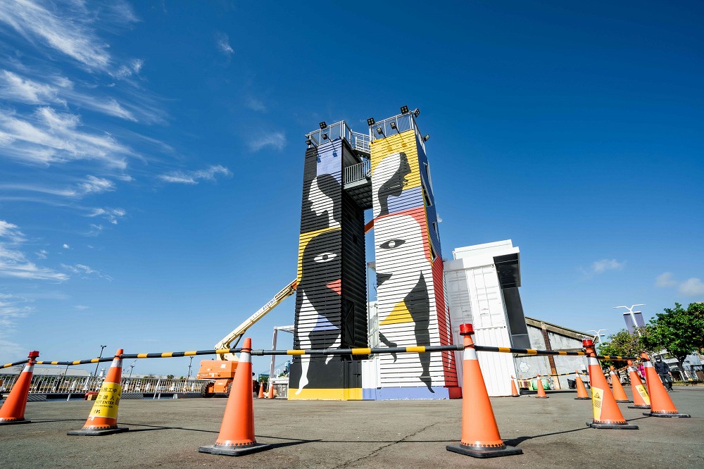 高雄「駁二塔」全新壁畫!西班牙藝術兄弟檔Fratelli Moca創作「海洋星球的女神」