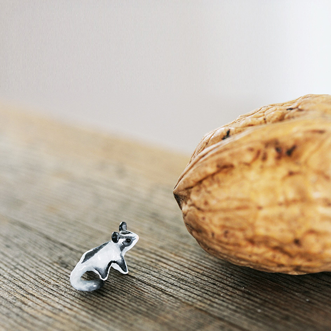 比米粒還小！指尖上的軟陶，迷你版 Porg 好怕被掃走