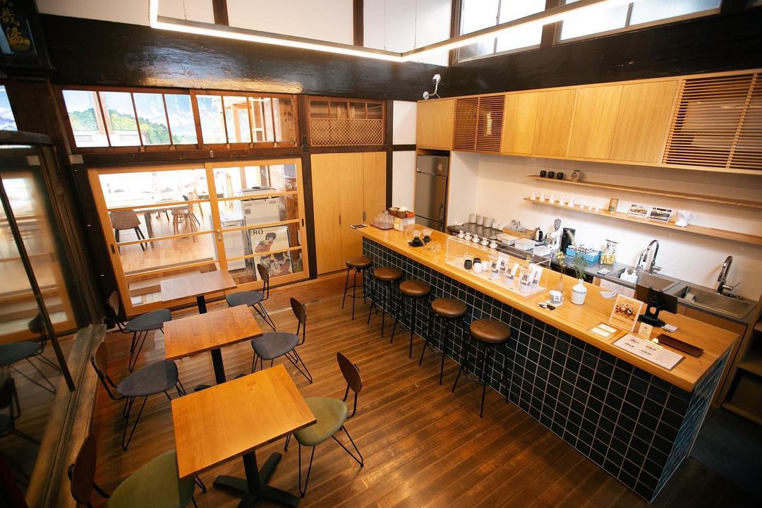 東京錢湯咖啡廳「レボン快哉湯」！90年老錢湯富士山壁畫、澡堂空間新生