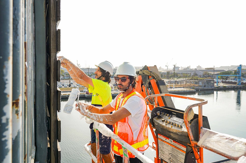 高雄「駁二塔」全新壁畫!西班牙藝術兄弟檔Fratelli Moca創作「海洋星球的女神」