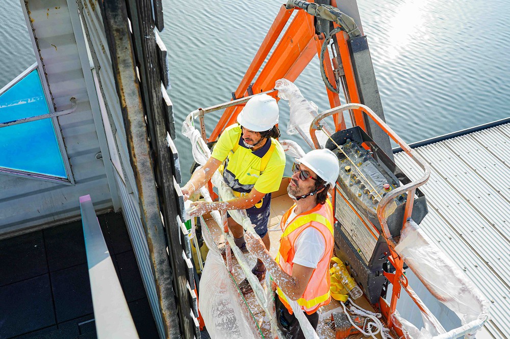 高雄「駁二塔」全新壁畫!西班牙藝術兄弟檔Fratelli Moca創作「海洋星球的女神」