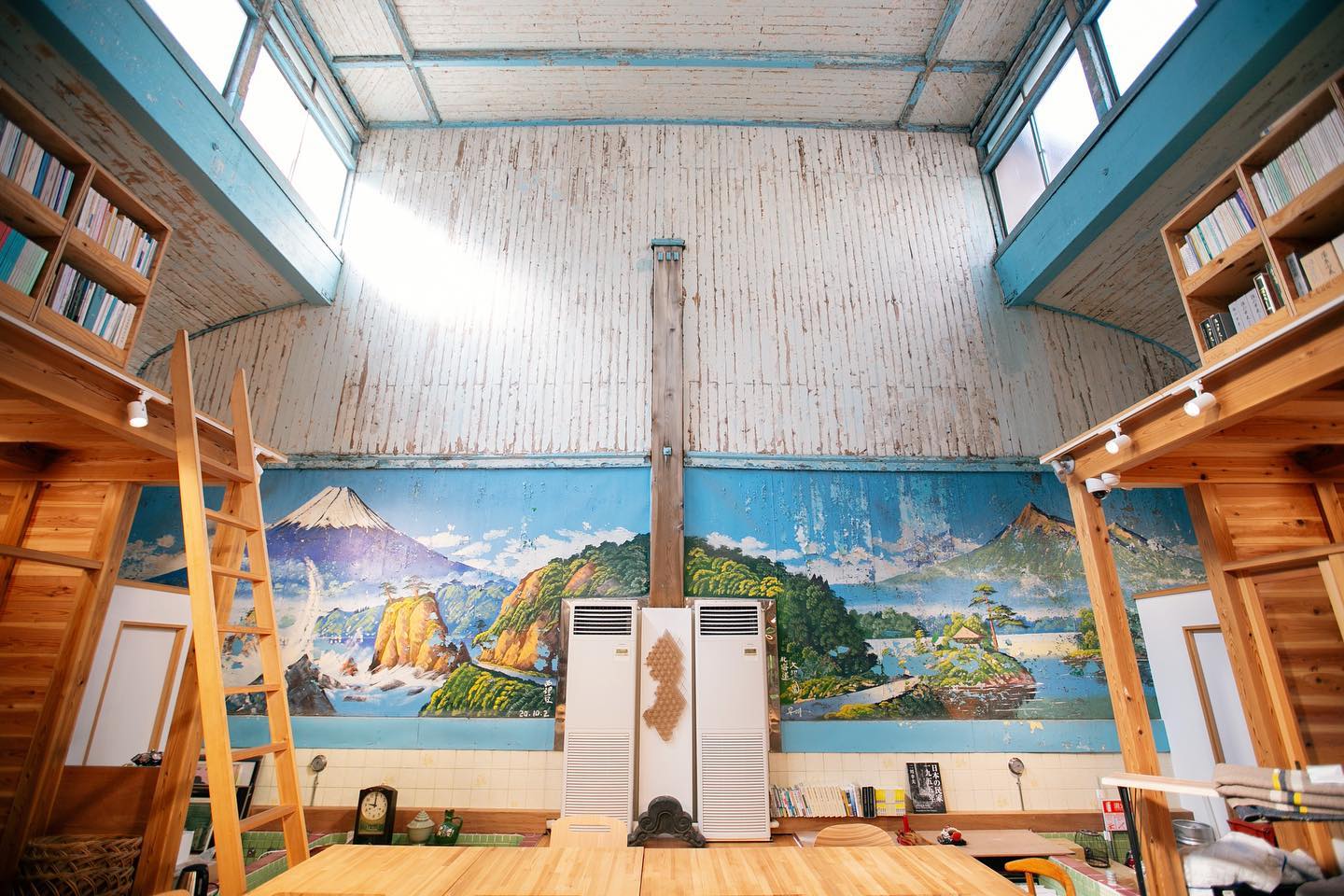 東京錢湯咖啡廳「レボン快哉湯」！90年老錢湯富士山壁畫、澡堂空間新生