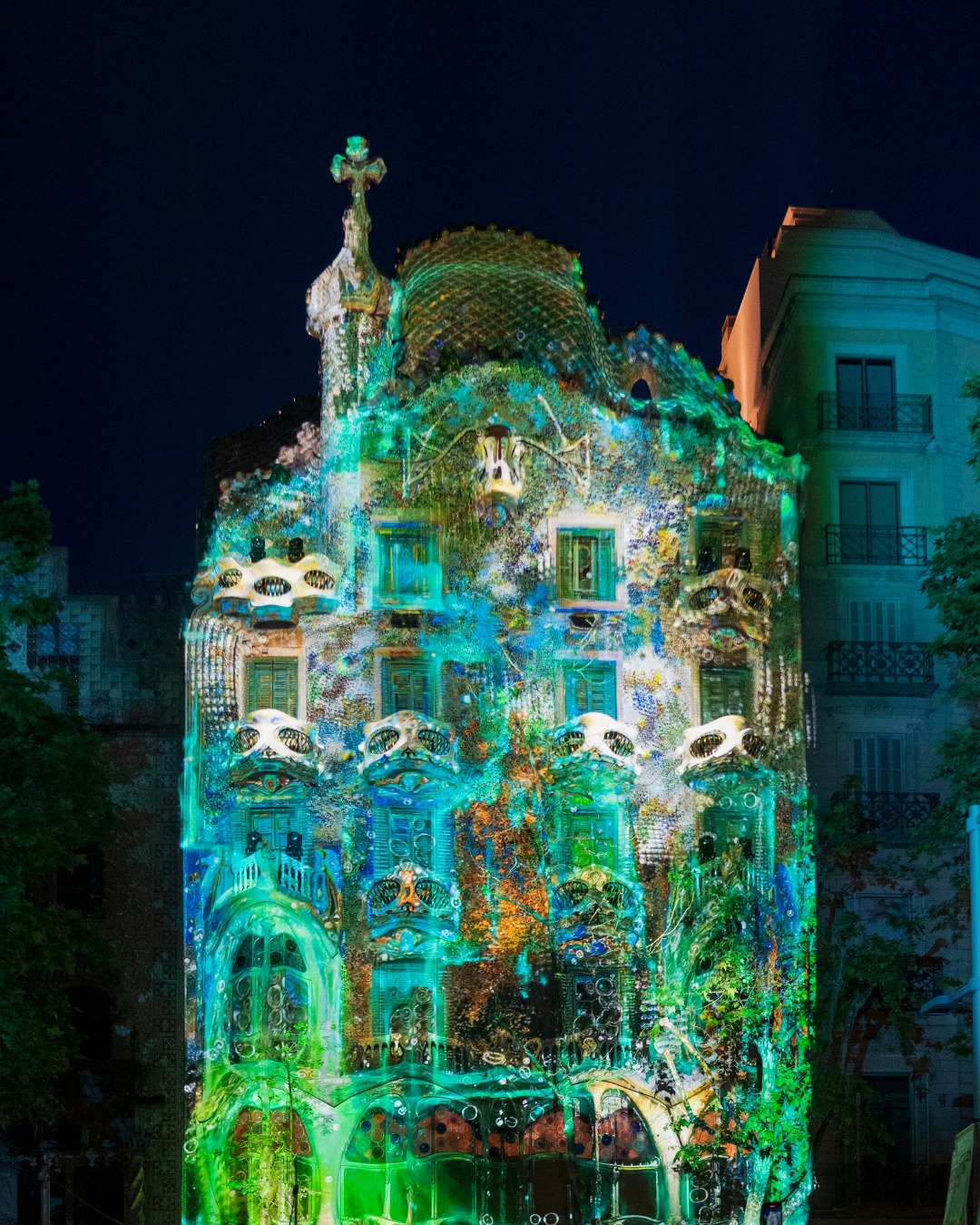 西班牙高第「巴特略之家」魔幻光雕！土耳其藝術家Refik Anadol打造世界遺產建築NFT、AI投影