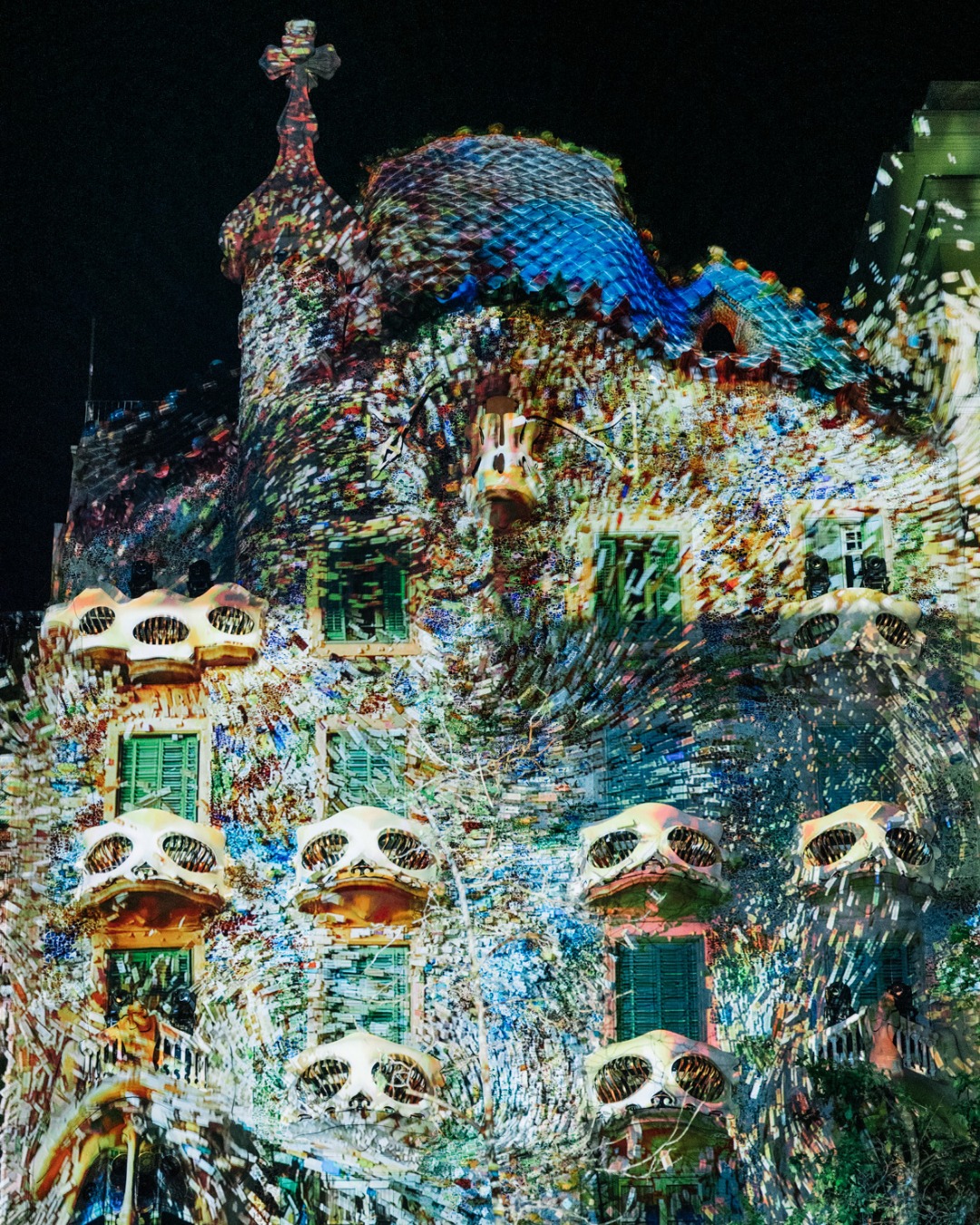 西班牙高第「巴特略之家」魔幻光雕！土耳其藝術家Refik Anadol打造世界遺產建築NFT、AI投影