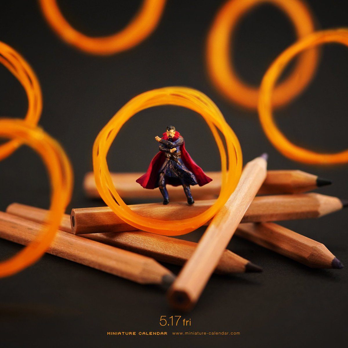 田中達也打造微縮超級英雄宇宙！奇異博士魔法陣變身蚊香、甜甜圈