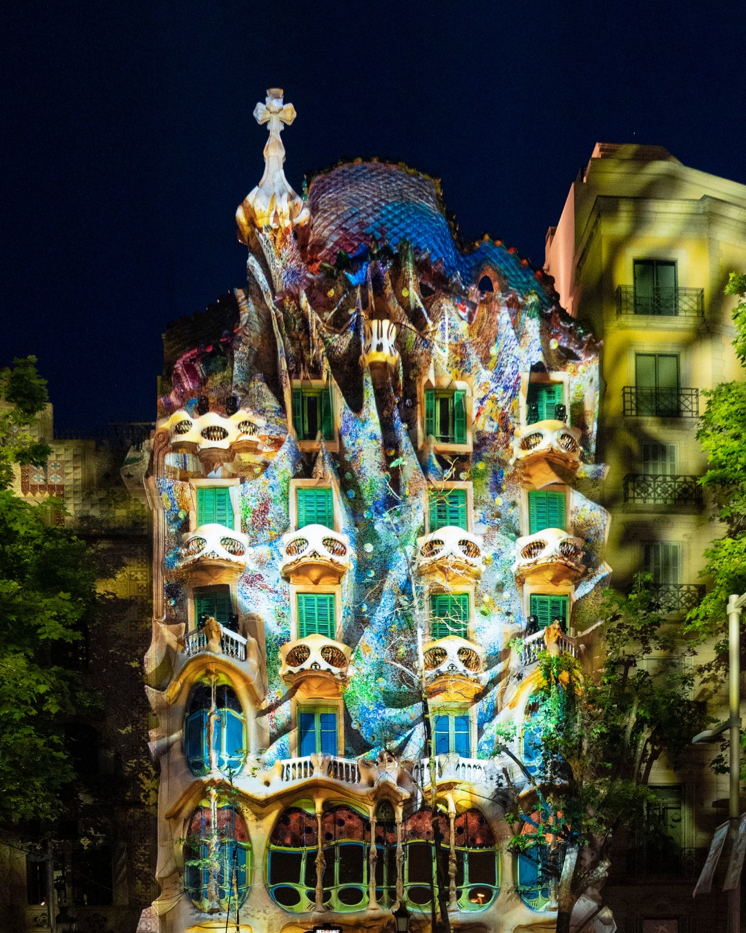 西班牙高第「巴特略之家」魔幻光雕！土耳其藝術家Refik Anadol打造世界遺產建築NFT、AI投影