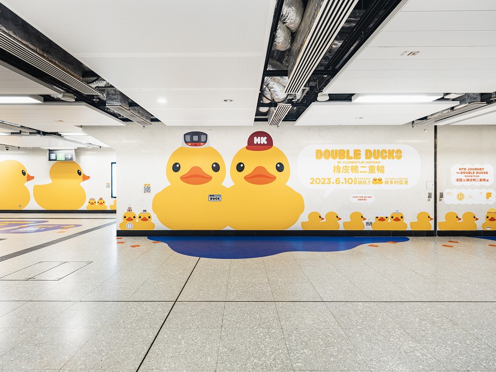成雙巨型「黃色小鴨」亮相香港維港!《橡皮鴨二重暢》主題車站、叮叮車、紀念商品登場
