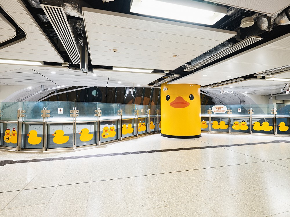 成雙巨型「黃色小鴨」亮相香港維港!《橡皮鴨二重暢》主題車站、叮叮車、紀念商品登場