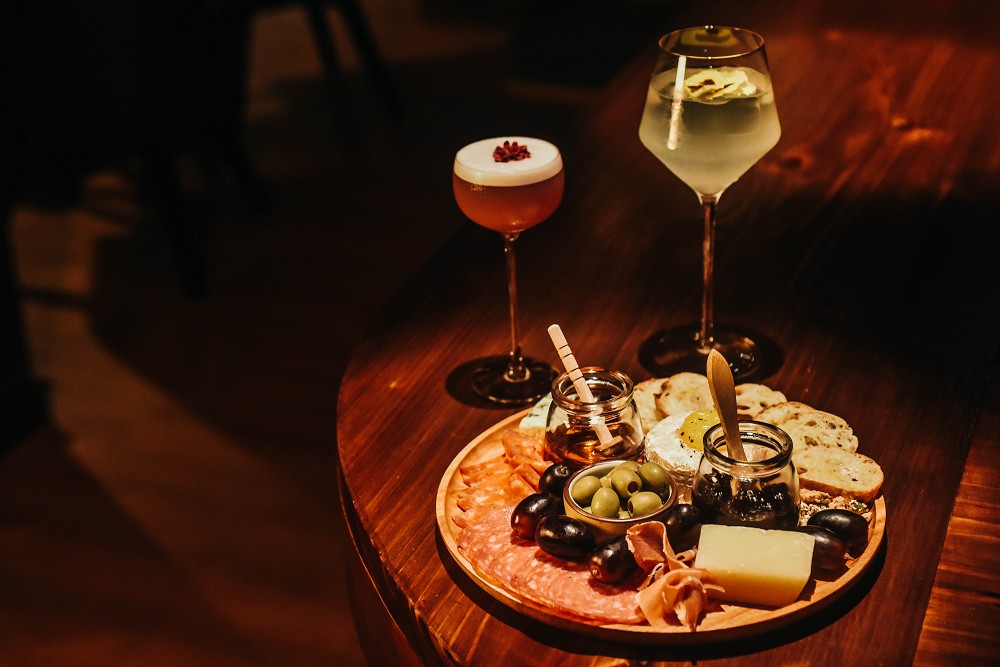 台南風格餐酒館「榕 洋行」！老屋化身魏斯咖啡廳、俱樂部酒吧、文藝閣樓