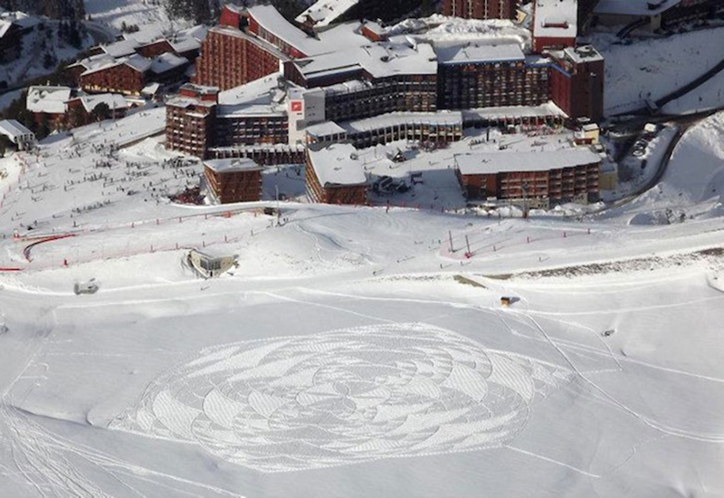 雪花地上飄？法國藝術家 Simon Beck 雙腳復健踩出冬季限定的「踩雪畫」巨型地景圖騰