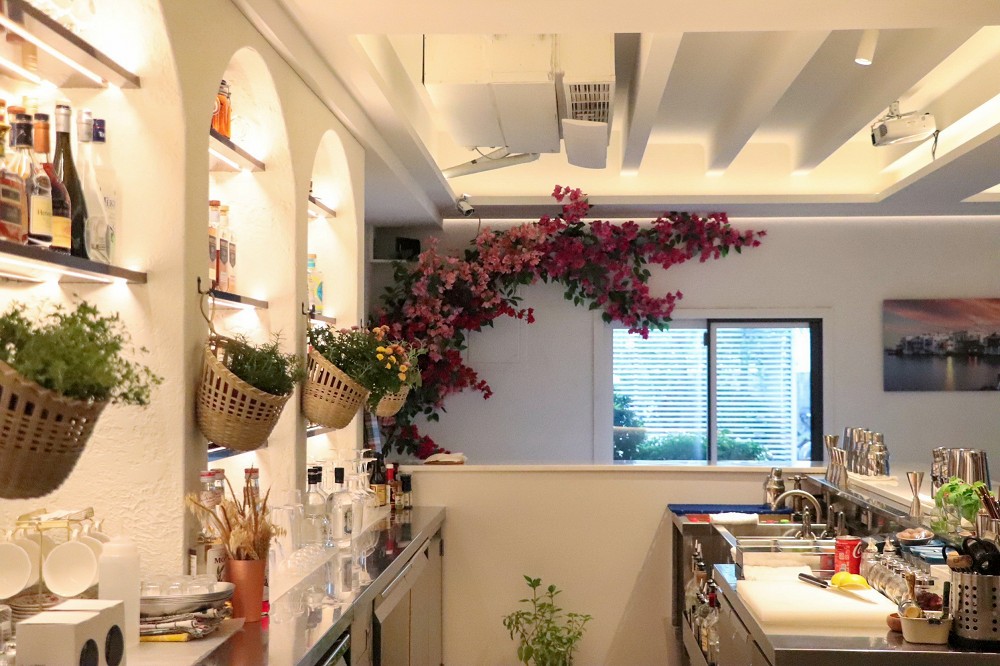 臺虎第二間調酒吧「Bar MED」亮相台中！隱身老宅裡的地中海情調純白酒吧