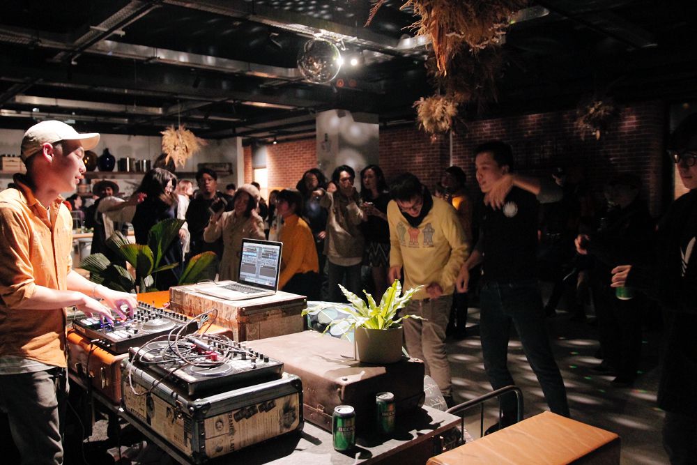 台南 U.I.J Hotel & Hostel 友愛街旅館「跨過祭 Crossover Fest.」！ 跨年夜音樂、美食市集 2020 慢走不送