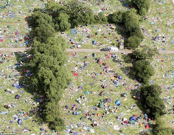 人山人海留下滿山滿谷的垃圾：音樂節過後攝影