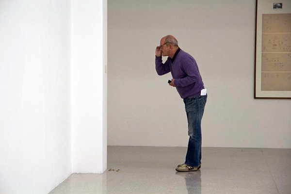 拿起拖鞋前先看仔細！鍍金的蟑螂雕塑（慎入：內有大量蟑螂）