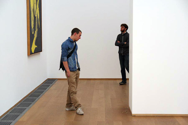 拿起拖鞋前先看仔細！鍍金的蟑螂雕塑（慎入：內有大量蟑螂）