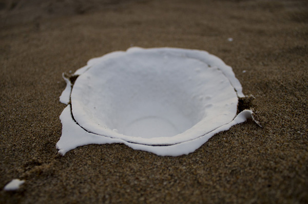 用最少的資源製造產品，藝術家的沙灘製碗計畫