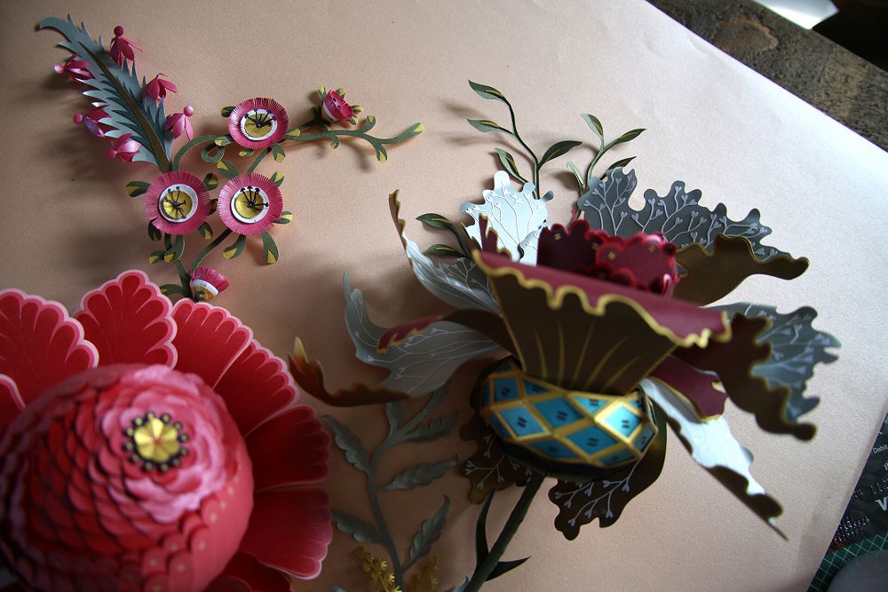 以英國經典華麗壁紙為靈感！藝術團隊Makerie Studio打造寶石般3D花卉紙雕創作