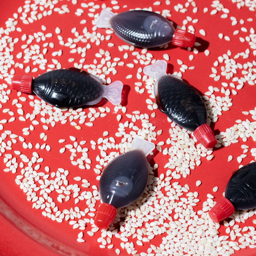 小魚醬油瓶變身玻璃燈具「Light Soy」!澳洲團隊翻玩日本壽司元素成設計燈飾