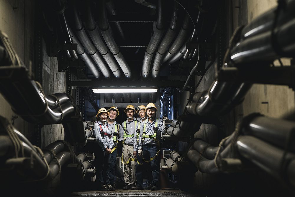 時代造型電表、飛天遁地維修員軌跡... 台電《島嶼脈動LIGHT UP》展出如拓荒者壯遊島嶼踩出的通電道路！