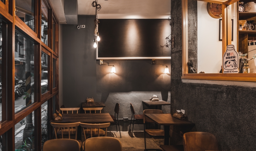 點亮城弄間一室溫潤柔光!台北大安 The Shed 復古咖啡餐館散發迷人的暖心況味