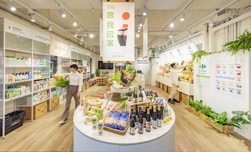 台灣設計力打造清爽賣場！3+2 design 以透明靚白 X 木質綠意空間改造家樂福影響力概念店