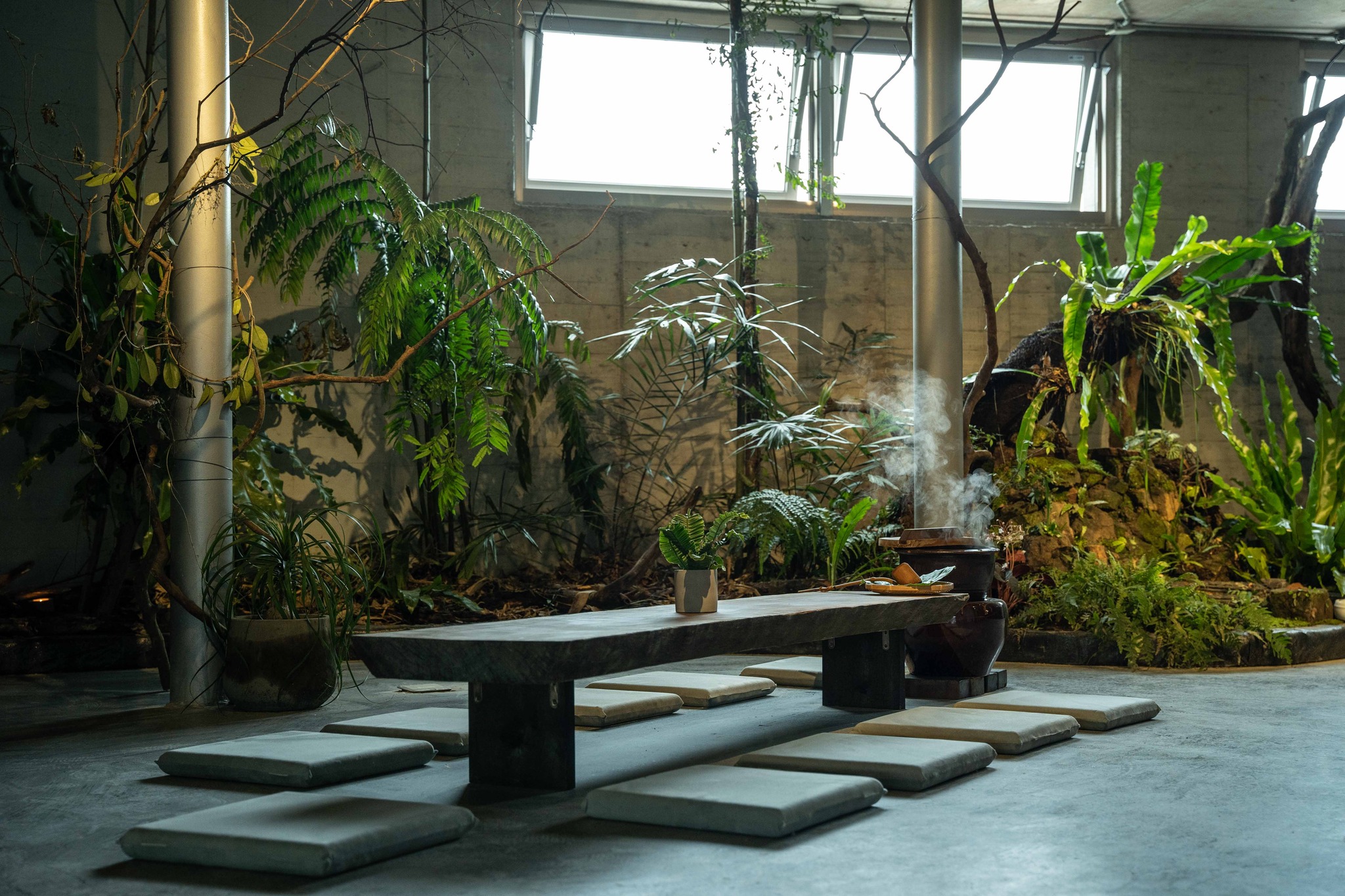 基隆「崆茶屋」特色空間！以防空洞特色結合山陰植物的茶屋、酒吧空間