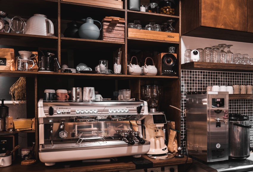 點亮城弄間一室溫潤柔光!台北大安 The Shed 復古咖啡餐館散發迷人的暖心況味