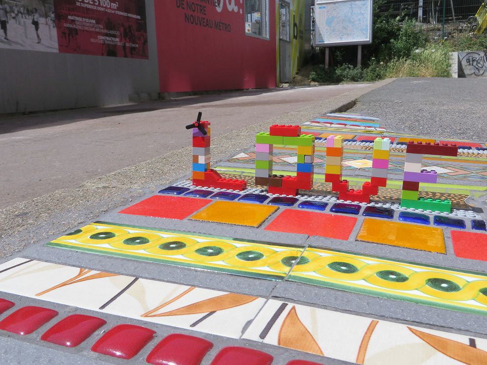 腳下最美風景!法國藝術家Ememem用馬賽克修補路面成另類裝置藝術