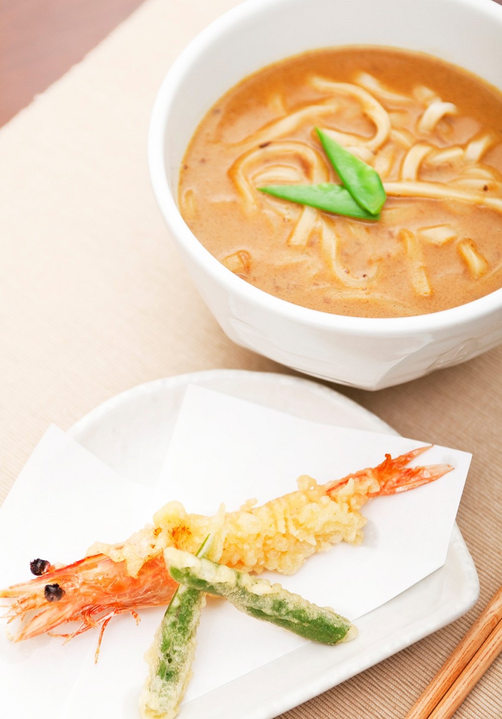 東京下町秋天賞紅葉一日散策！六義園、染井溫泉SAKURA、咖哩烏龍麵名店等景點