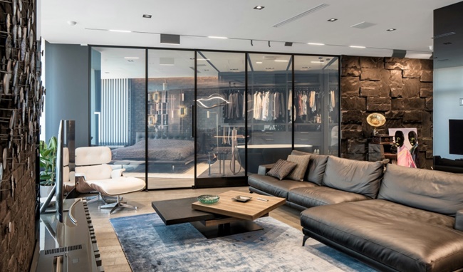 智能玻璃當隔間！烏克蘭 29 坪都會風公寓