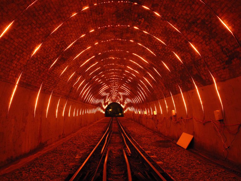 【影片】台灣捷運隧道可以變成這樣嗎？光影藝術帶你穿梭列車時光隧道！
