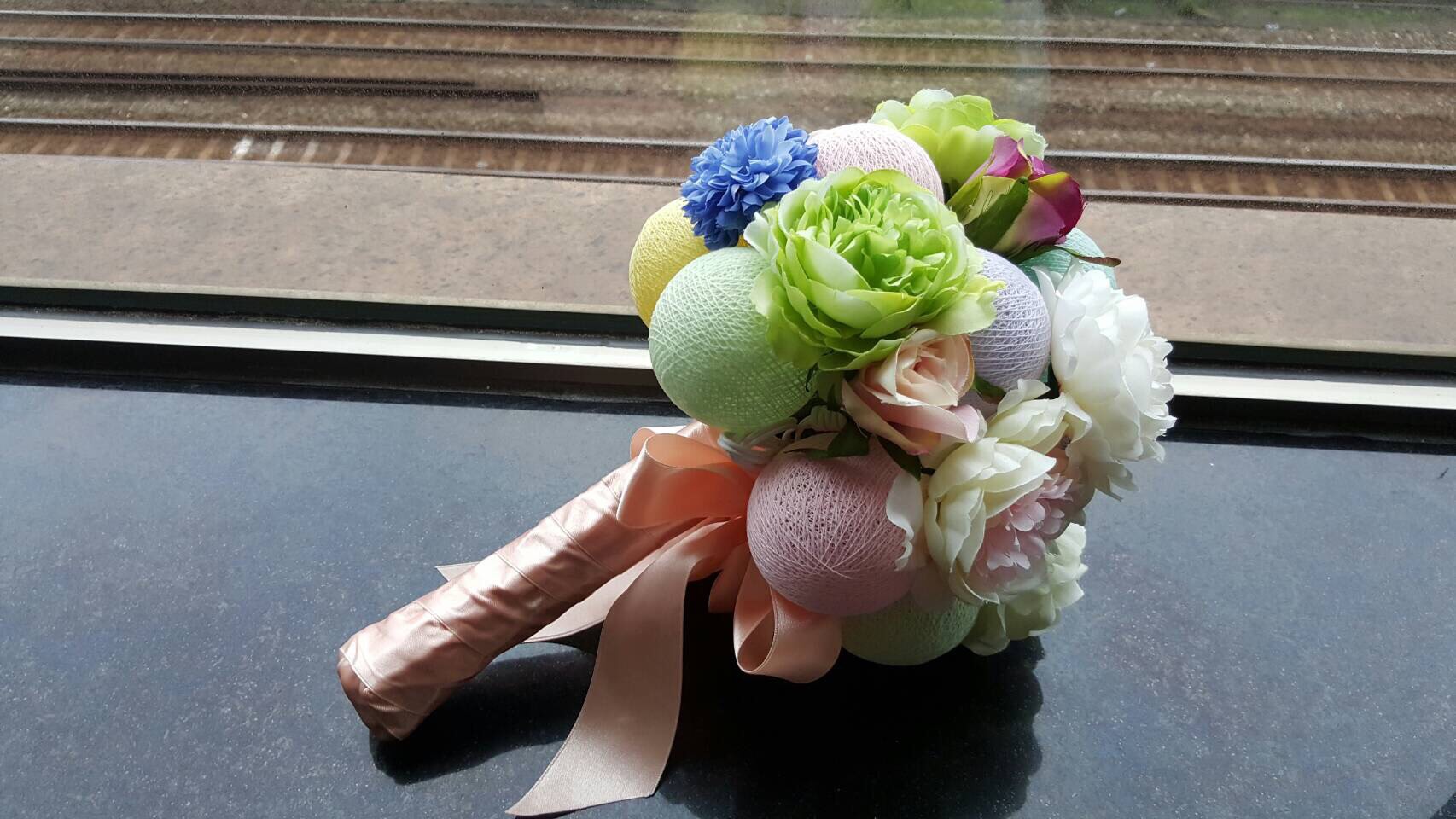 是燈是花也是禮，棉球燈捧花滿足女孩們的少女心大噴發