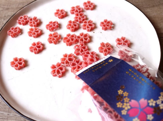 在家也能賞花，就用櫻花義大利麵為春季餐桌添加粉紅氣息！