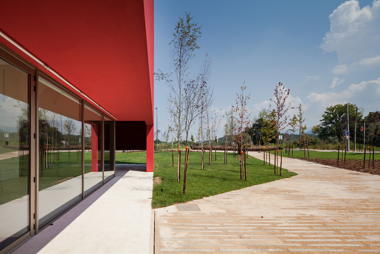 葡萄牙新興地標!幾何風「藝術之家 CASA DAS ARTES 」化身鄉村綠野間的紅積木