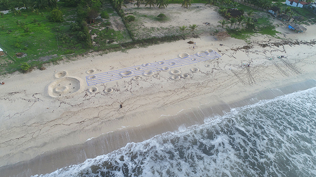 發現月球表面！Samuel Boutruche 力邀眾人在沙灘上跑起來