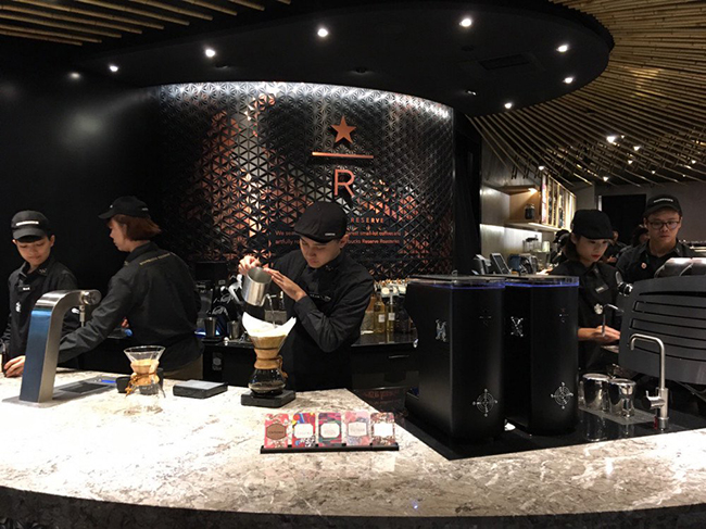 全台最頂級星巴克亮相台北 101!「摩登典藏吧台」門市竹節設計裝飾、清水模圓柱吸睛