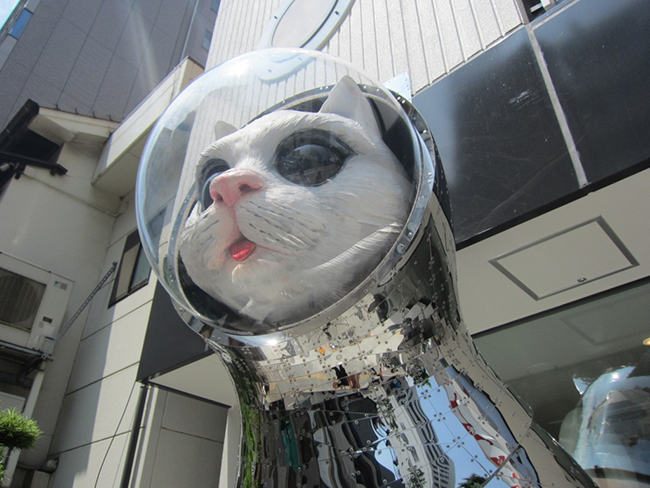 巨型貓咪雕塑踏遍日本，穿戴頭盔證明是外星來的？