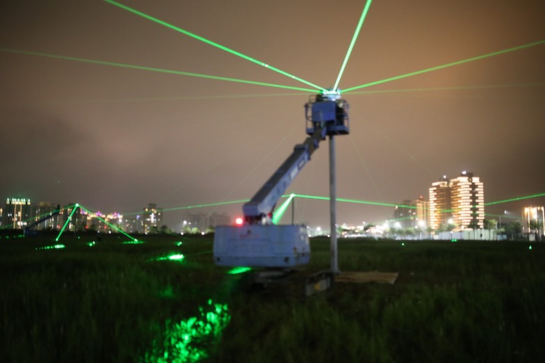 台灣藝術家莊志維最新雷射地景藝術現身淡水！綠光勾勒點亮「淡海，風吹起 ─ 裝置微光計畫」