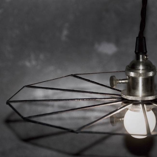 結合鑲嵌玻璃工藝重塑製菸工廠氛圍！《Dear Glass》朦朧蘊黃燈光與懷舊情調現身松菸藝思空間