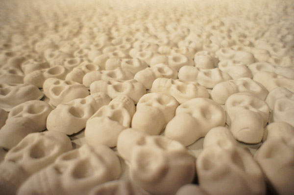 10 萬個微小的陶瓷頭骨「WHAT WILL YOU LEAVE BEHIND?」