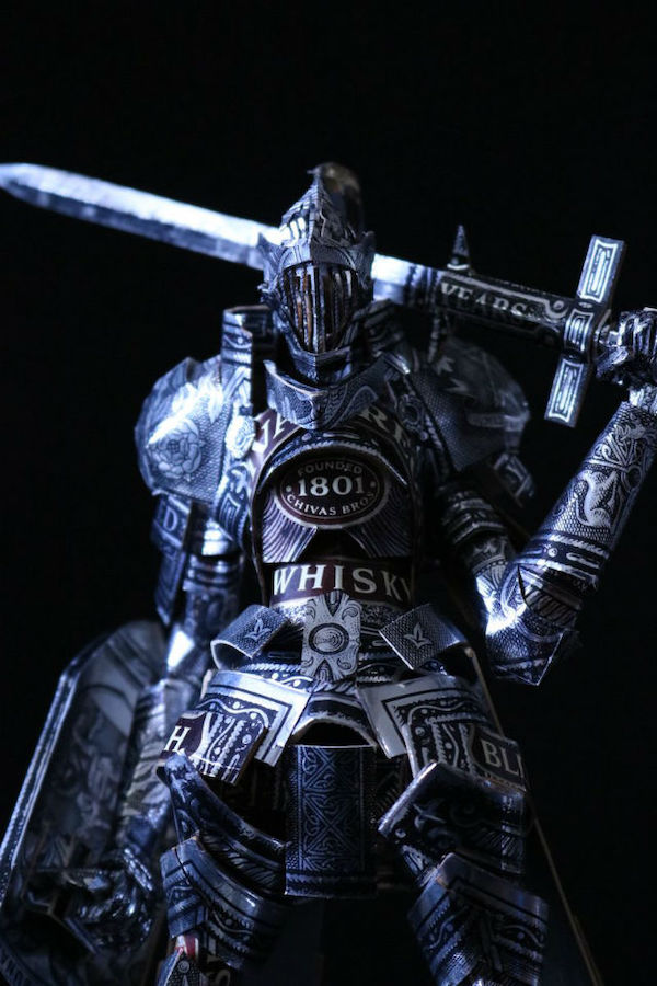 零食空盒成創意公仔！日本空箱職人はるきる打造品客男子團體、威士忌盔甲武士