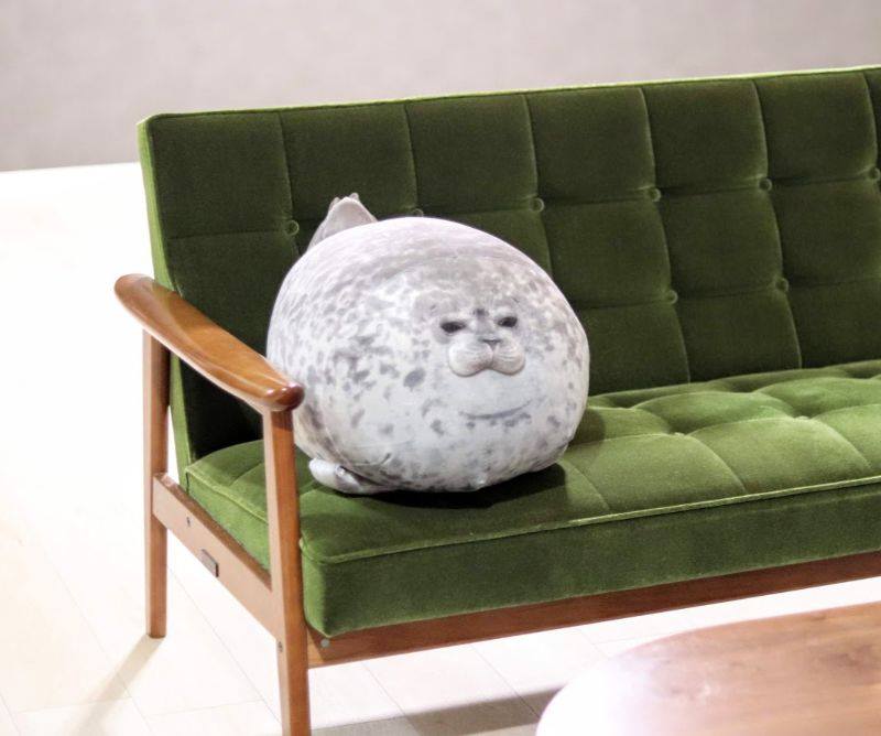 下班後想直奔回家「抱豹」的治癒小物！大阪水族館明星海豹翻版成軟 Q「微笑海豹抱枕」