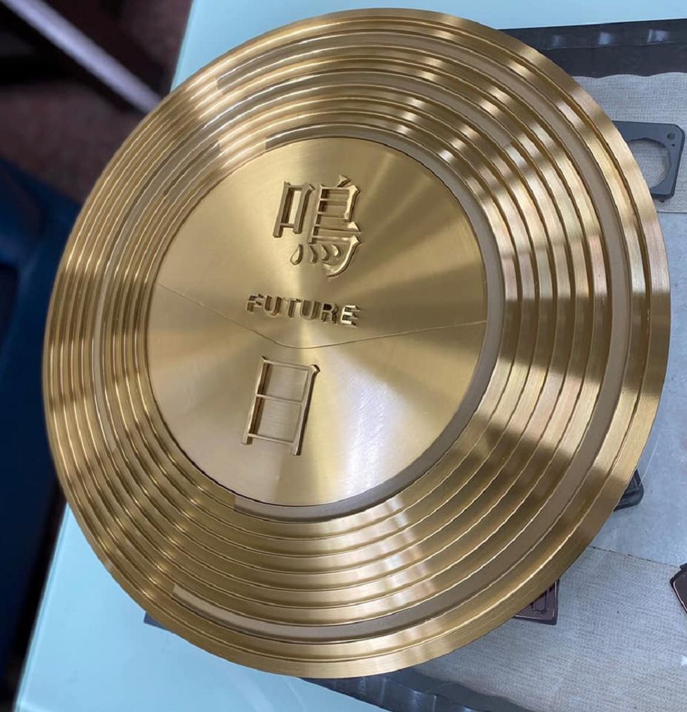 台鐵觀光列車「鳴日號」設計亮點！橘黑造型形塑「秋天的風」之美