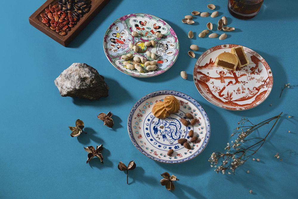 假古典、真幽默諷刺的廣彩骨瓷盤！香港設計團隊打造網紅打卡、薪水小偷等當代文化圖騰
