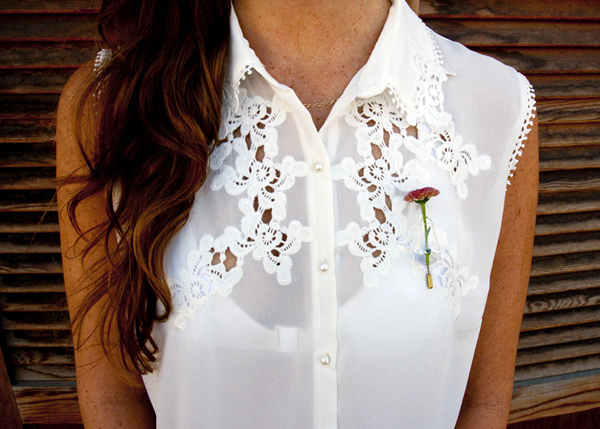 胸口上的迷你透明花器，讓鮮花能保持得更久