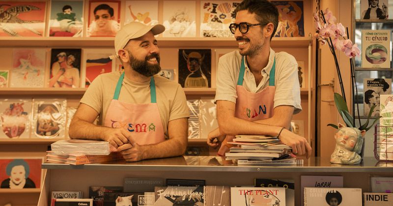 全世界第一間 LGBTQ+ 主題雜誌書報亭 Odd Kiosk 現身巴賽隆納！平面設計師與建築師共築的咖啡、閱讀天地