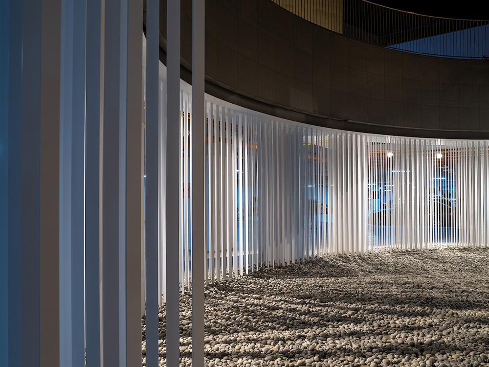台南美術館二館「光影律動」停車場入口！日本設計大師原研哉操刀最美現代感入口