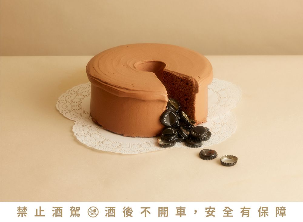 寒夜裡的絲滑救贖！酉鬼「巧克力戚風波特」甜點啤酒由北投拾米屋、巧克力專賣店 TERRA 聯手打造「裝瓶的戚風蛋糕」