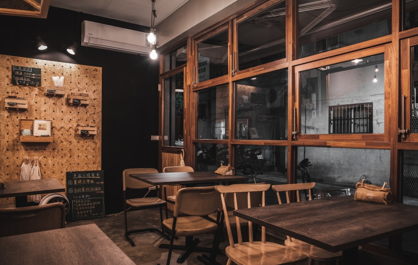 點亮城弄間一室溫潤柔光!台北大安 The Shed 復古咖啡餐館散發迷人的暖心況味